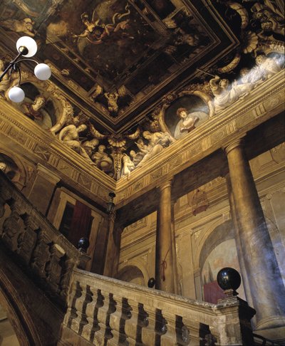 Arquitectura barroca: escadaria pintada em trompe l