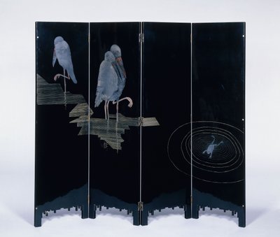 Três cegonhas e uma rã em um lago, c.1930 (madeira laqueada preta, prata e dourada) de Jean Dunand