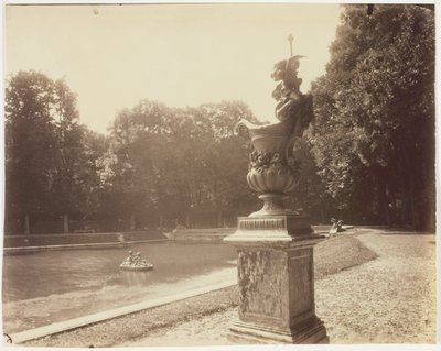 Versalhes, Grande Trianon, (vaso de chumbo de Le Lorrain) de Jean Eugène Auguste Atget