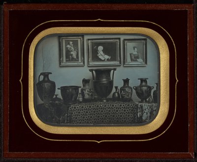 Natureza morta de vasos gregos e três pinturas de Jean Gabriel Eynard