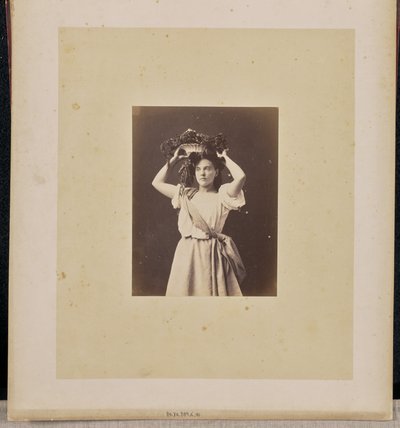 [Retrato de uma mulher com coroa de flores]. de Jean Pierre Bertrand Eugène Pégot Ogier