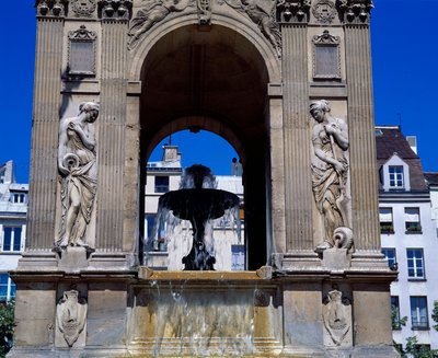 Arquitetura: detalhe da fonte dos Inocentes representando as ninfas. Desenhado pelos arquitetos Jean Goujon, Augustin Pajou e Pierre Lescot. 1546-1549. Praça Joachim du Bellay, Paris. de Jean and Lescot Pierre Goujon
