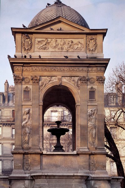 Arquitectura: vista da fonte dos Inocentes. Desenhado pelos arquitetos Jean Goujon, Augustin Pajou e Pierre Lescot. 1546-1549. Praça Joachim du Bellay, Paris. de Jean and Lescot Pierre Goujon