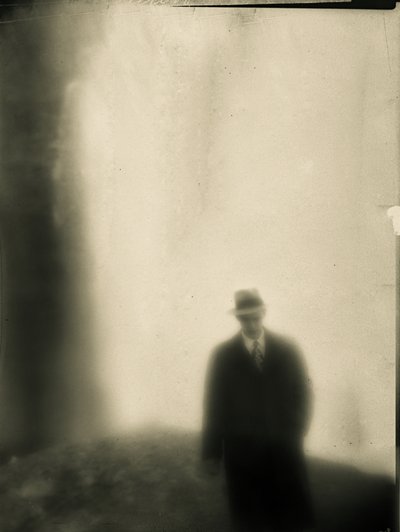 O Homem Misterioso no Nevoeiro de Jeffrey Hummel