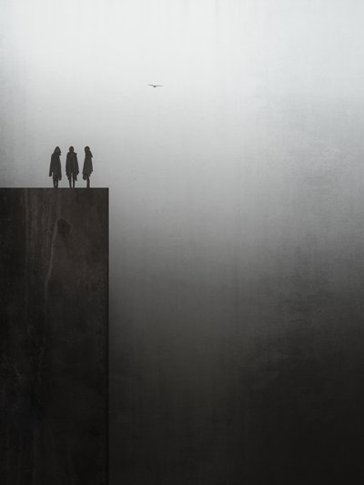 Três Silhuetas no Horizonte Envolto em Nevoeiro de Jeffrey Hummel