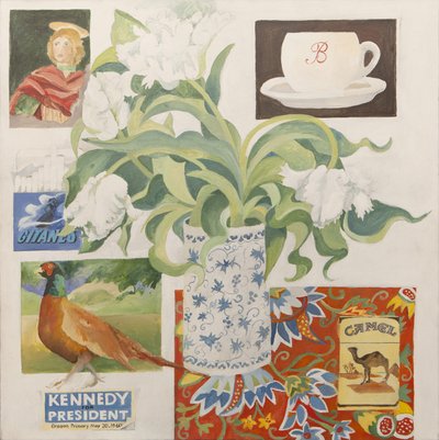 Efémeras, incluindo chávena de café, maços de cigarros; postal e tulipas de Jennifer Abbott