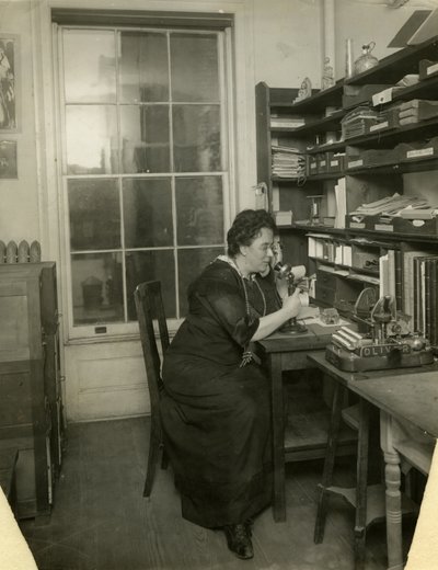 Beals in her studio, c.1912-18 (foto em prata gelatina) de Jessie Tarbox Beals