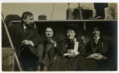 Falsas em férias no verso do automóvel, c.1905-40 (foto gelatina prateada) de Jessie Tarbox Beals