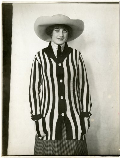 Blazer sweater & felt hat, Forsythe, c.1905-18 (foto em prata gelatina) de Jessie Tarbox Beals