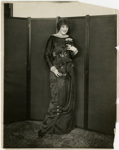 Vestido, drapeado, Gimbels, c.1905-18 (foto gelatina prateada) de Jessie Tarbox Beals