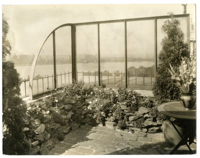 Jardim da Sra. Regina Jais, c.1936-37 (foto gelatina prateada) de Jessie Tarbox Beals