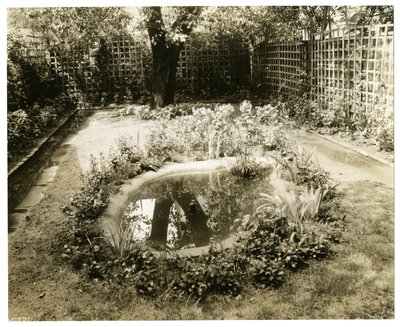 Jardim da Sra. W H Wells 265 W 11th, Greenwich Village, Nova York, EUA, c.1936-37 (foto em prata gelatina) de Jessie Tarbox Beals