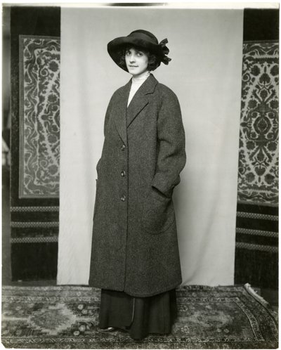 Gray coat, Arnold & Constable, c.1905-18 (foto gelatina prateada) de Jessie Tarbox Beals