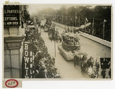 Desfile Histórico, Central Park West Half Moon Float No 12 de Jessie Tarbox Beals