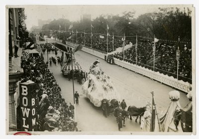 Desfile Histórico: vista geral Central Park St Nicholas Float de Jessie Tarbox Beals