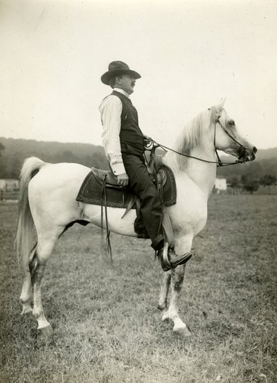 Homer Davenport cartunista em seu cavalo árabe, c.1905-12 (foto em prata gelatina) de Jessie Tarbox Beals