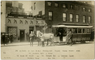 Jane e Howard em sua passagem bi-diária perambulatória paudando pacientemente diante dos célebres marts de giftery The Village Art Gallery e The Treasure Box em Sheridan Square, Greenwich Village, Nova York, EUA de Jessie Tarbox Beals