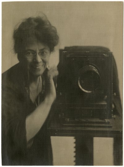 Jessie Tarbox Beals, auto-retrato com câmera, c.1918-20 (foto em prata gelatina) de Jessie Tarbox Beals