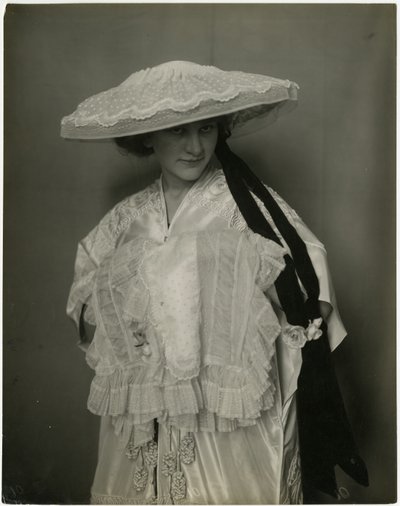 Jumble Bros ?, Lingerie hat and muff, c.1905-11 (foto em prata gelatina) de Jessie Tarbox Beals