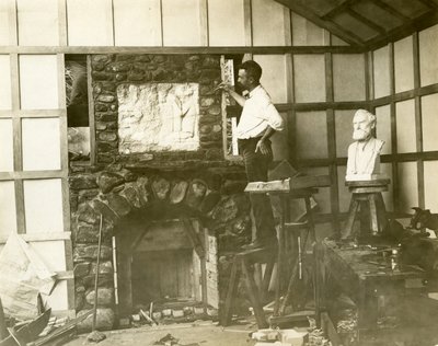 Karl Bitter (escultor) construindo ele mesmo a sua lareira, c.1905-15 (foto em prata gelatina) de Jessie Tarbox Beals