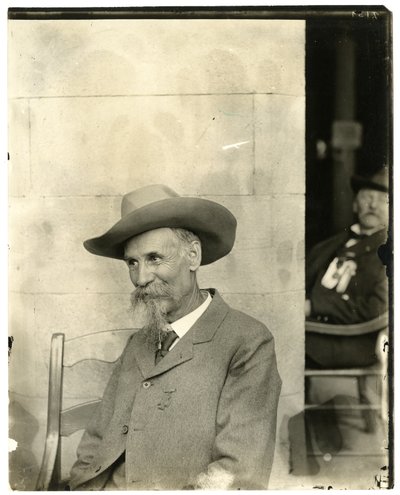 Homem com chapéu, medalha, c.1905-40 (foto gelatina prateada) de Jessie Tarbox Beals