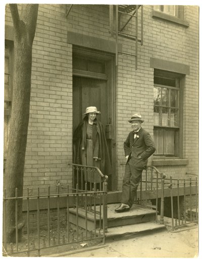 Sr. Llewelyn Powys, autor e sua esposa, c.1905-40 (foto em prata gelatina) de Jessie Tarbox Beals