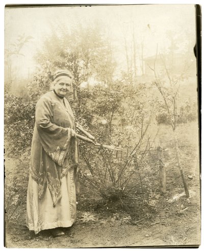 Sra. Alzirc Hewitt Wade - 88 anos - no jardim em Ossining, NY, c.1905-28 (foto em prata gelatina) de Jessie Tarbox Beals