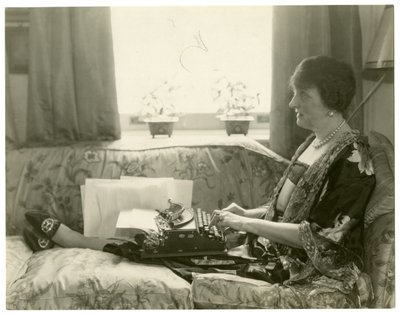 Sra. Emily Post, autora de Etiqueta, c.1926-28 de Jessie Tarbox Beals