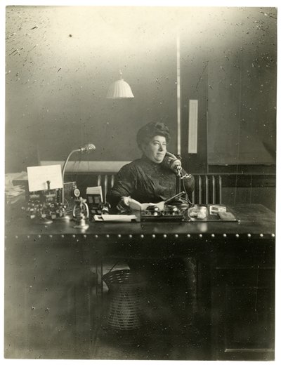 Chas Netcher de Chicago, dona de uma das maiores lojas The Boston Store de lá Ela agora está casada de novo, encontra o seu nome Mollie Alpiner Netcher Newbury, c.1905-18 (foto em prata gelatina) de Jessie Tarbox Beals