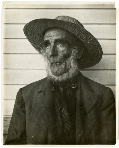 Velho de chapéu de palha, c.1905-40 (foto gelatina prateada) de Jessie Tarbox Beals