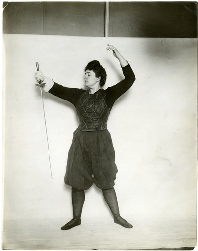 Modelo antigo, c.1905-18 (foto gelatina prateada) de Jessie Tarbox Beals