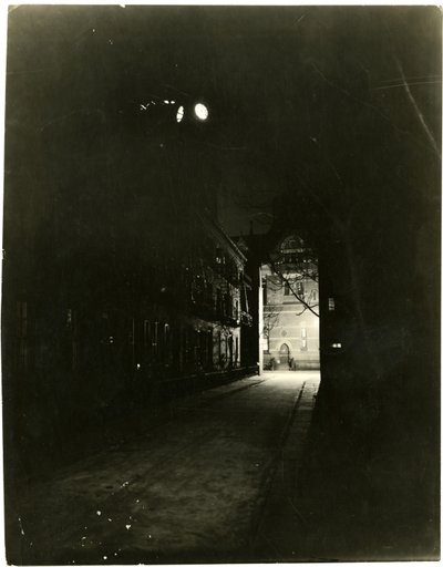 Patchin Place à noite, Greenwich Village, Nova York, EUA, c.1905-20 (foto em prata gelatina) de Jessie Tarbox Beals