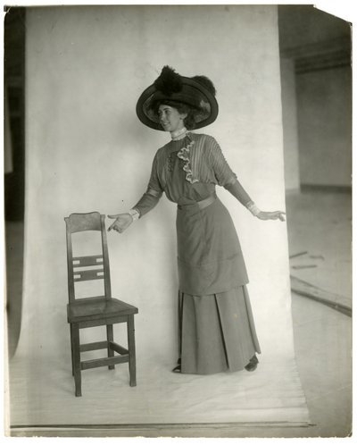 "Por favor, sente-se" Corrija o equilíbrio das pernas, braços e mãos, c.1905-18 (foto em prata gelatina) de Jessie Tarbox Beals