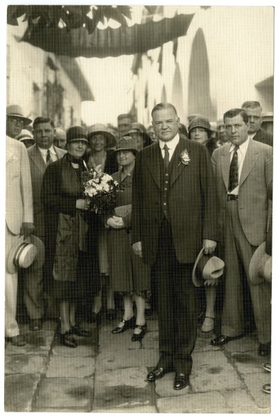 Presidente Hoover - Sra. Hoover segurando buquê, c.1928-32 de Jessie Tarbox Beals