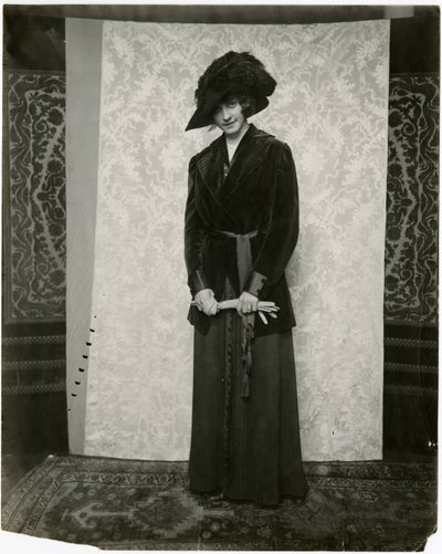 Fato de veludo vermelho com saia plissada acordeana, Arnold & Constable, c.1905-18 (foto gelatina prateada) de Jessie Tarbox Beals