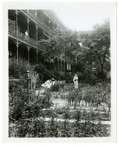 Rhinelander House gardens, W 11th St , Greenwich Village, New York, EUA, c.1905-38 (foto em prata gelatina) de Jessie Tarbox Beals