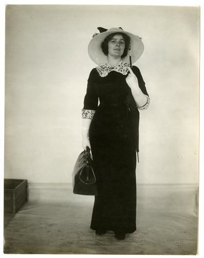 Caminho certo para levar uma bolsa e guarda-chuva, c.1905-18 de Jessie Tarbox Beals