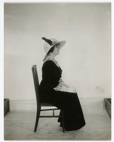 Maneira certa de sentar em uma cadeira, c.1905-18 (foto em prata gelatina) de Jessie Tarbox Beals