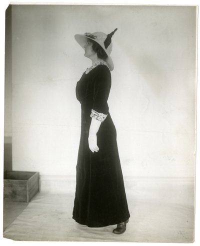 Maneira certa de se levantar ao caminhar, c.1905-18 (foto gelatina prateada) de Jessie Tarbox Beals