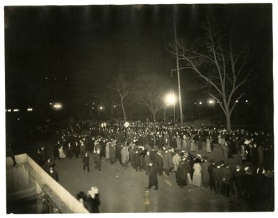 Suffrage Parade, Greenwich Village, Nova Iorque, EUA, c.1915-18 (foto em prata gelatina) de Jessie Tarbox Beals