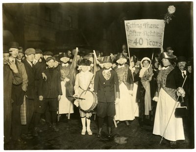 Suffrage Parade, Greenwich Village, Nova Iorque, EUA, c.1915-18 (foto em prata gelatina) de Jessie Tarbox Beals