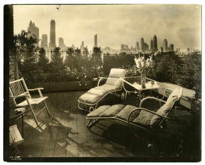 Terraço da Sra. Alice Woodward Rhinehardt, 400 E 52 St, c.1936-37 (foto em prata gelatina) de Jessie Tarbox Beals