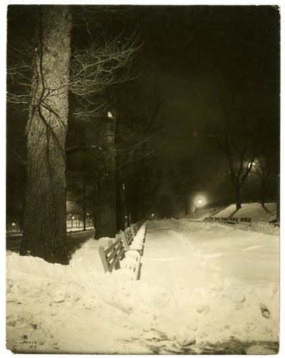 The Mall at night, Boston, Mass, USA, c.1902-10 (foto em prata gelatina) de Jessie Tarbox Beals