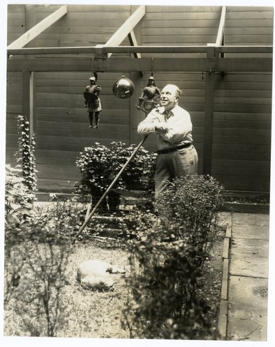 Tony Sarg no seu jardim de Jessie Tarbox Beals