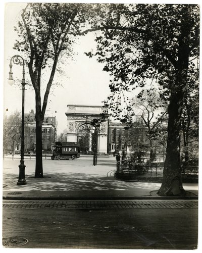 Washington Square North, Nova York, EUA, c.1905-40 (foto em prata gelatina) de Jessie Tarbox Beals