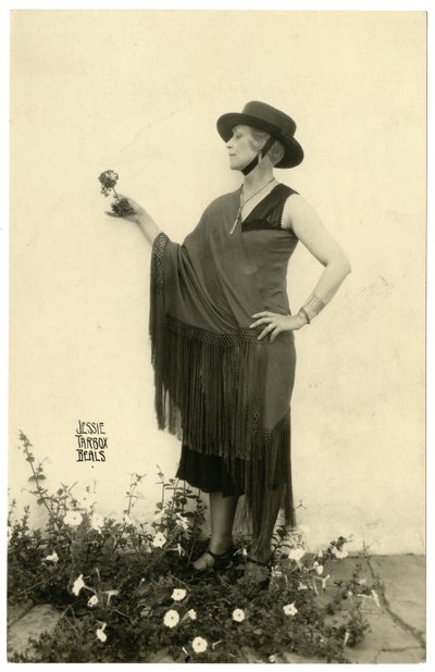 Mulher, segurando, flor, c.1905-40 de Jessie Tarbox Beals