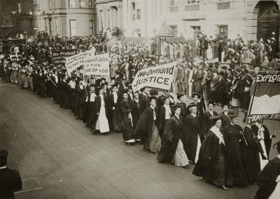 Mulheres em trajes acadêmicos marchando em um desfile de sufrágio em Nova York, 1910 de Jessie Tarbox Beals