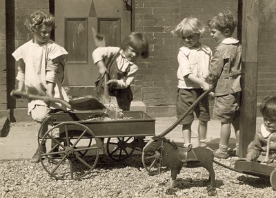 Jovens crianças carregando cascalho em um carrinho, c.1915 (fotografia) de Jessie Tarbox Beals