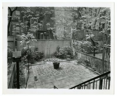 pátio traseiro com casa de pássaros, Nova Iorque, EUA, c.1905-40 (foto em prata gelatina) de Jessie Tarbox Beals