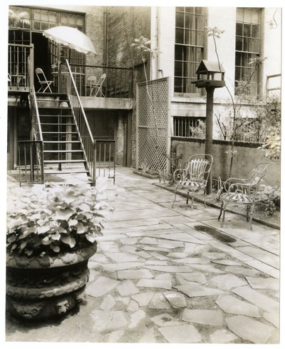 pátio com casa de pássaros, Nova York, EUA, c.1905-40 (foto em prata gelatina) de Jessie Tarbox Beals